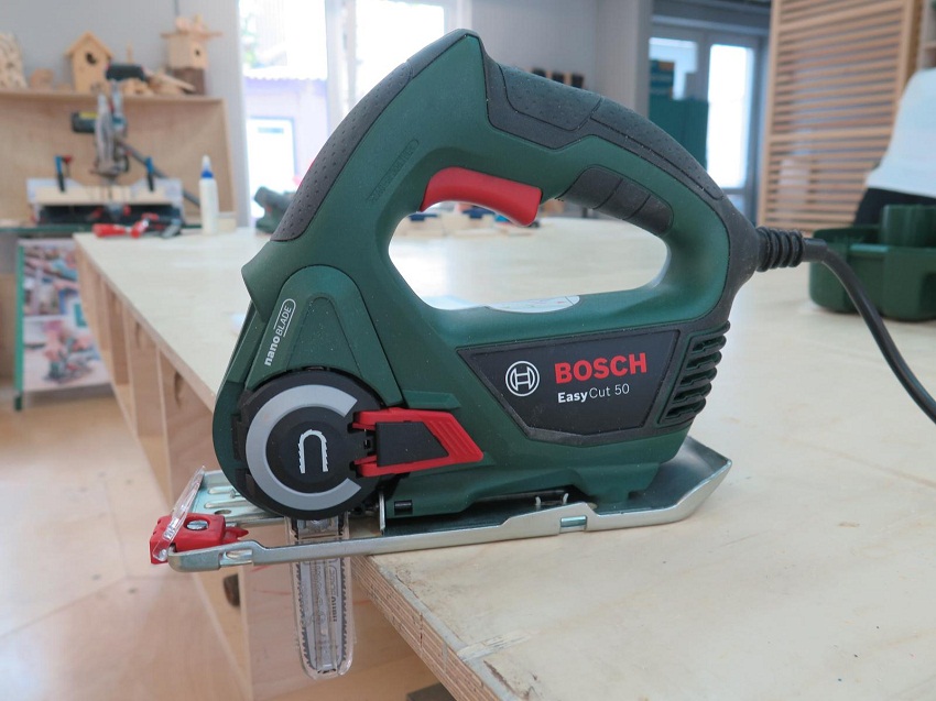 Bosch EasyCut 50 - цепная мини-пила или новый электролобзик?