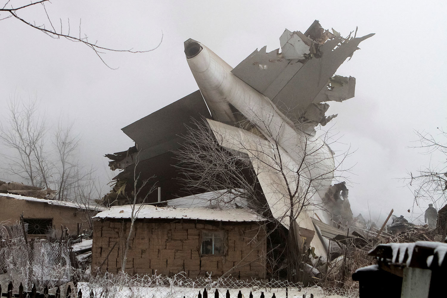 Самолет упал на дом