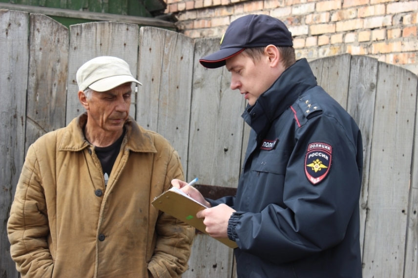 Полицейский выписывает штраф