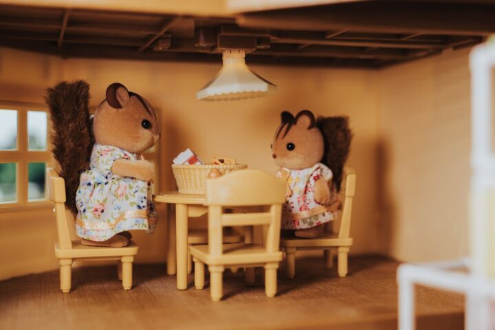 Миниатюрный столик и стульчики Sylvanian Families для румбокса